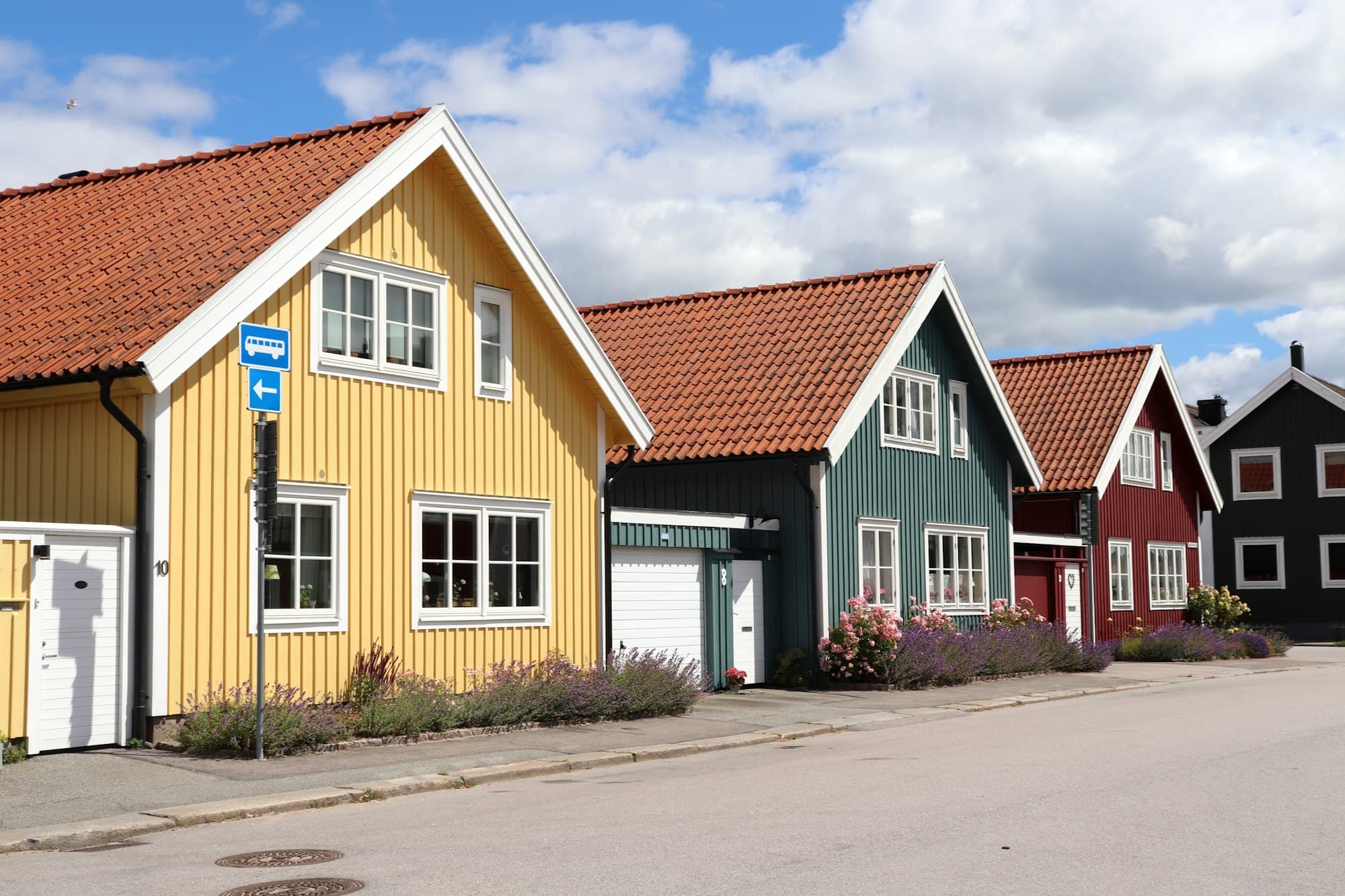 Radhus på en svensk villagata en sommardag